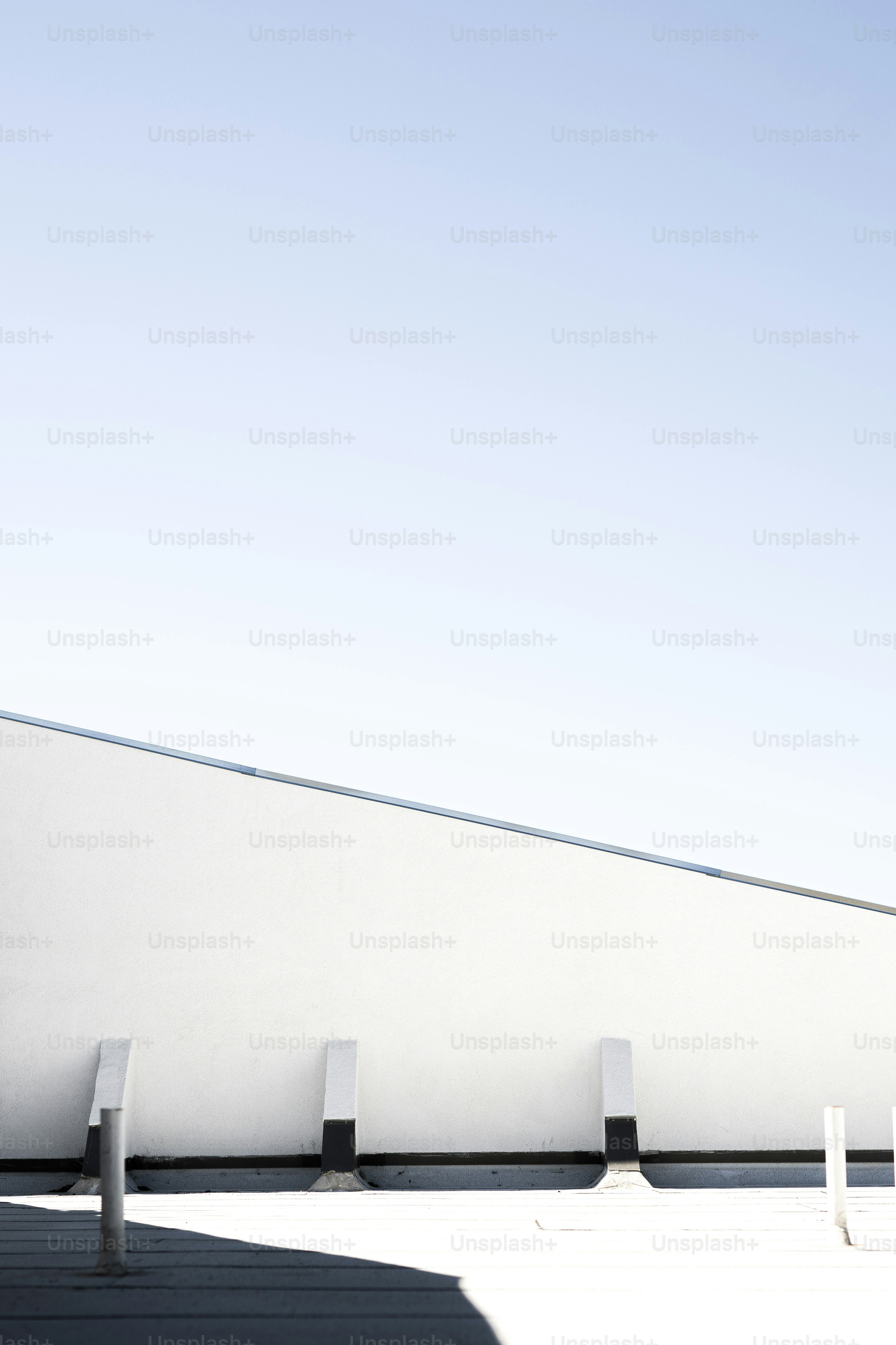 Un hombre montando una patineta en la parte superior de una rampa de  cemento foto – Imagen de Fondo de pantalla de portátil en Unsplash, image size:3000x4501