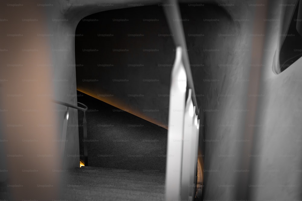 Una foto in bianco e nero di una tromba delle scale