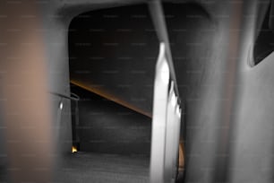 階段の吹き抜けの白黒写真