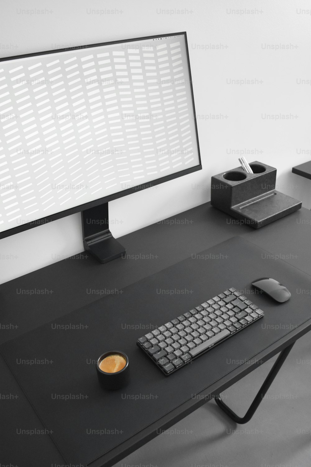 uma mesa de computador com teclado e mouse