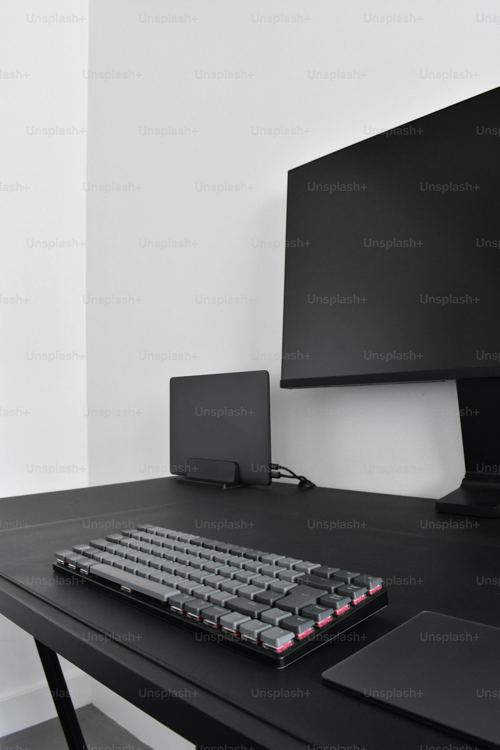 un clavier d’ordinateur posé sur un bureau noir