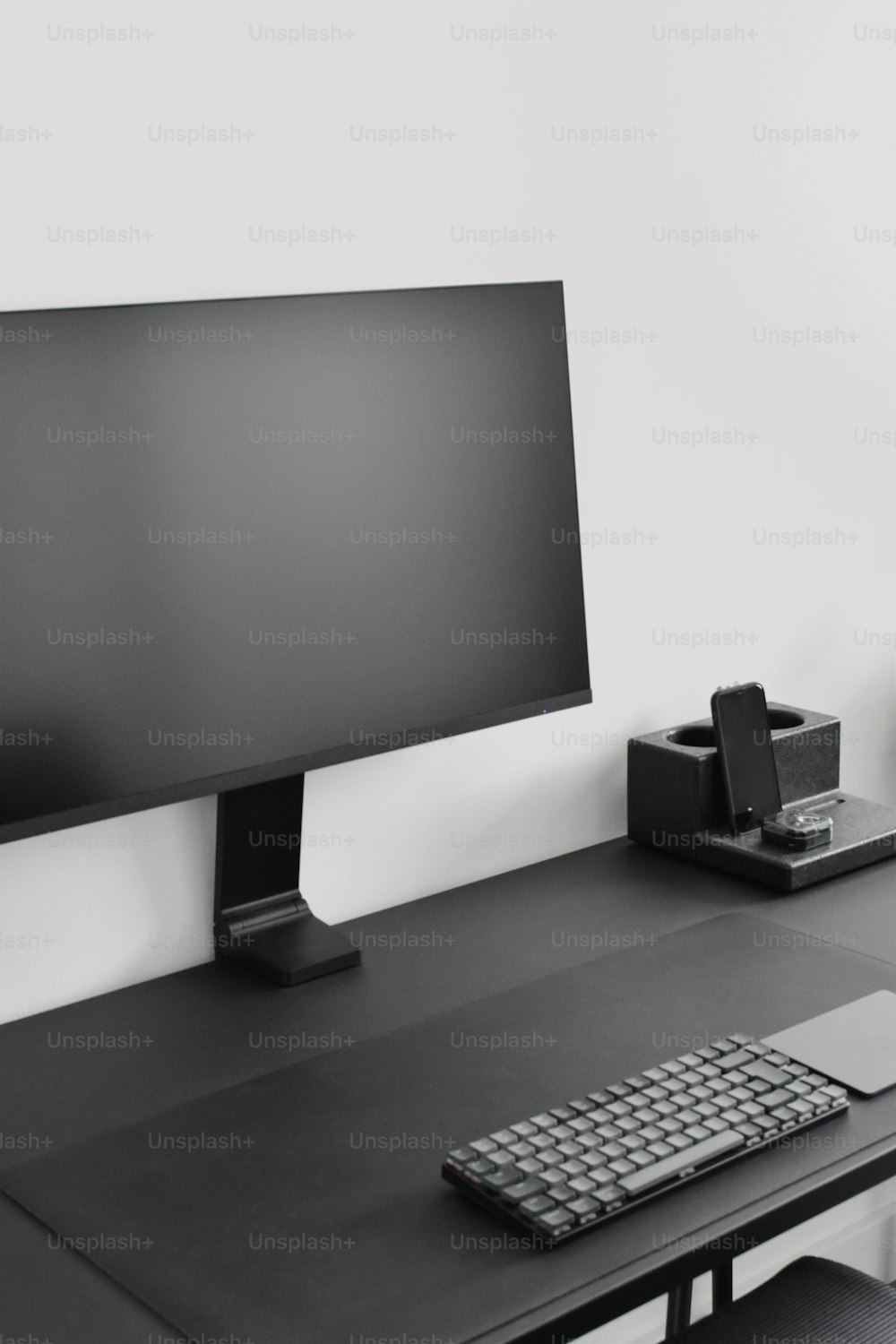 un monitor de computadora sentado encima de un escritorio