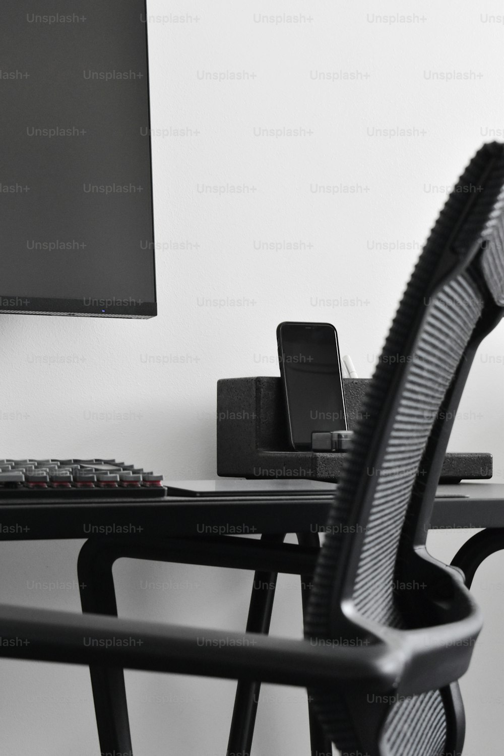uma cadeira sentada em frente a um monitor de computador
