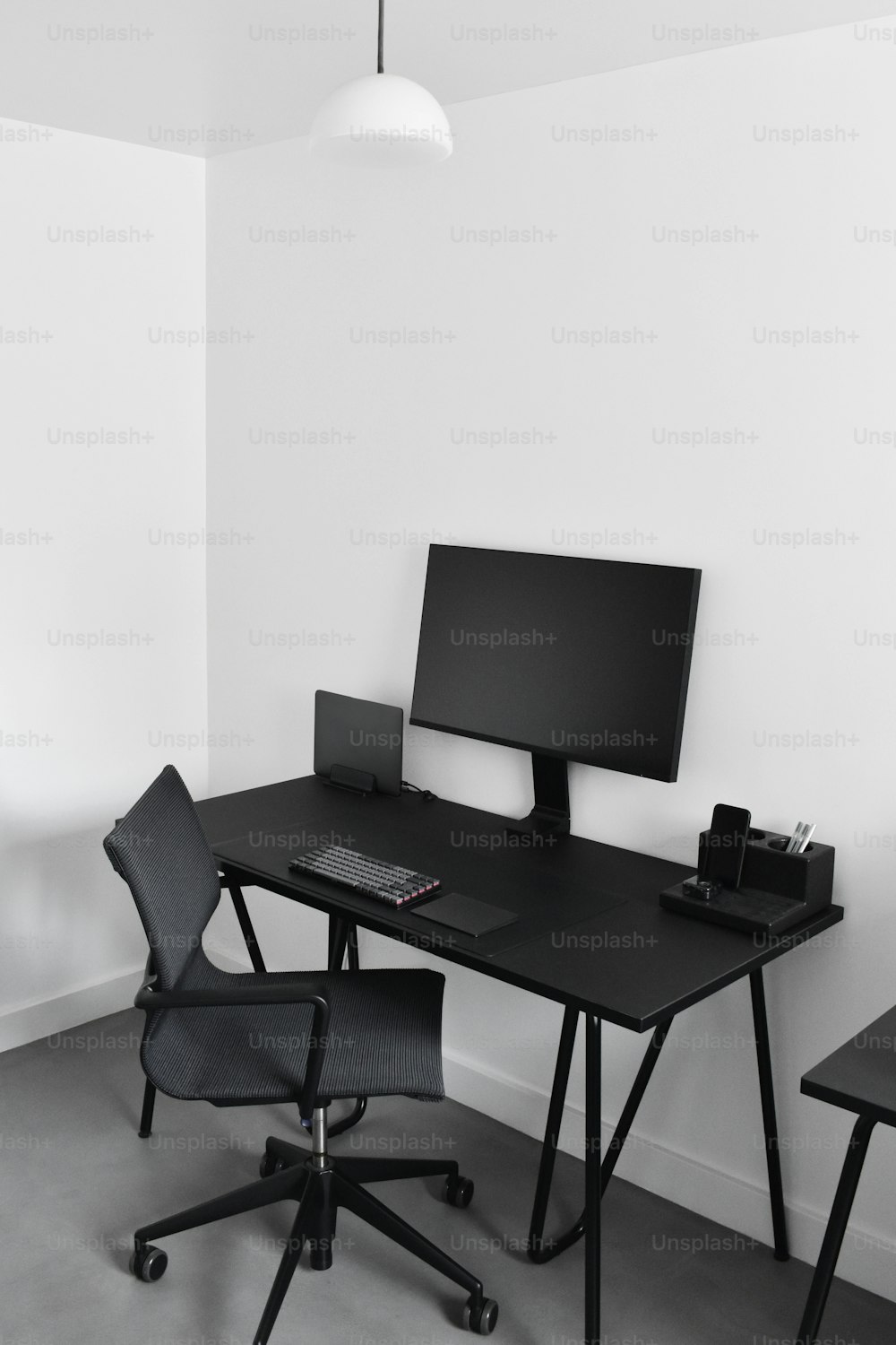 una scrivania del computer con un monitor e una tastiera su di esso