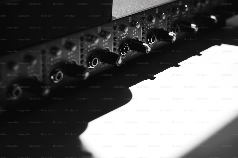 uma foto em preto e branco de uma mesa de som