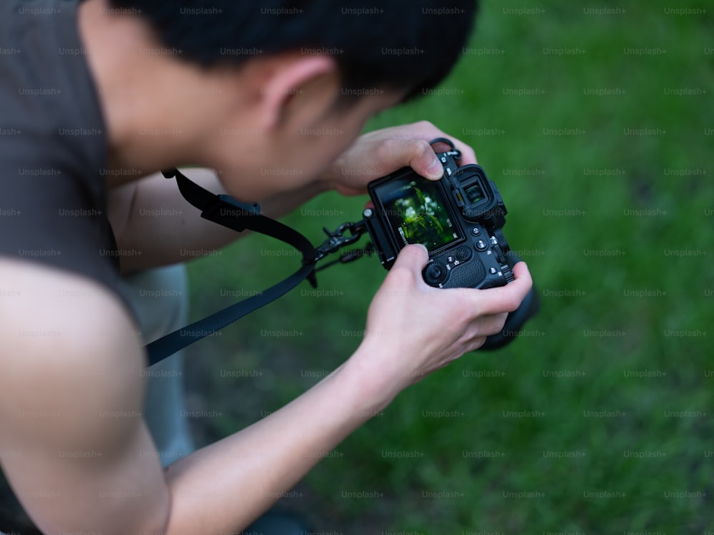 Un hombre tomando una foto con una cámara