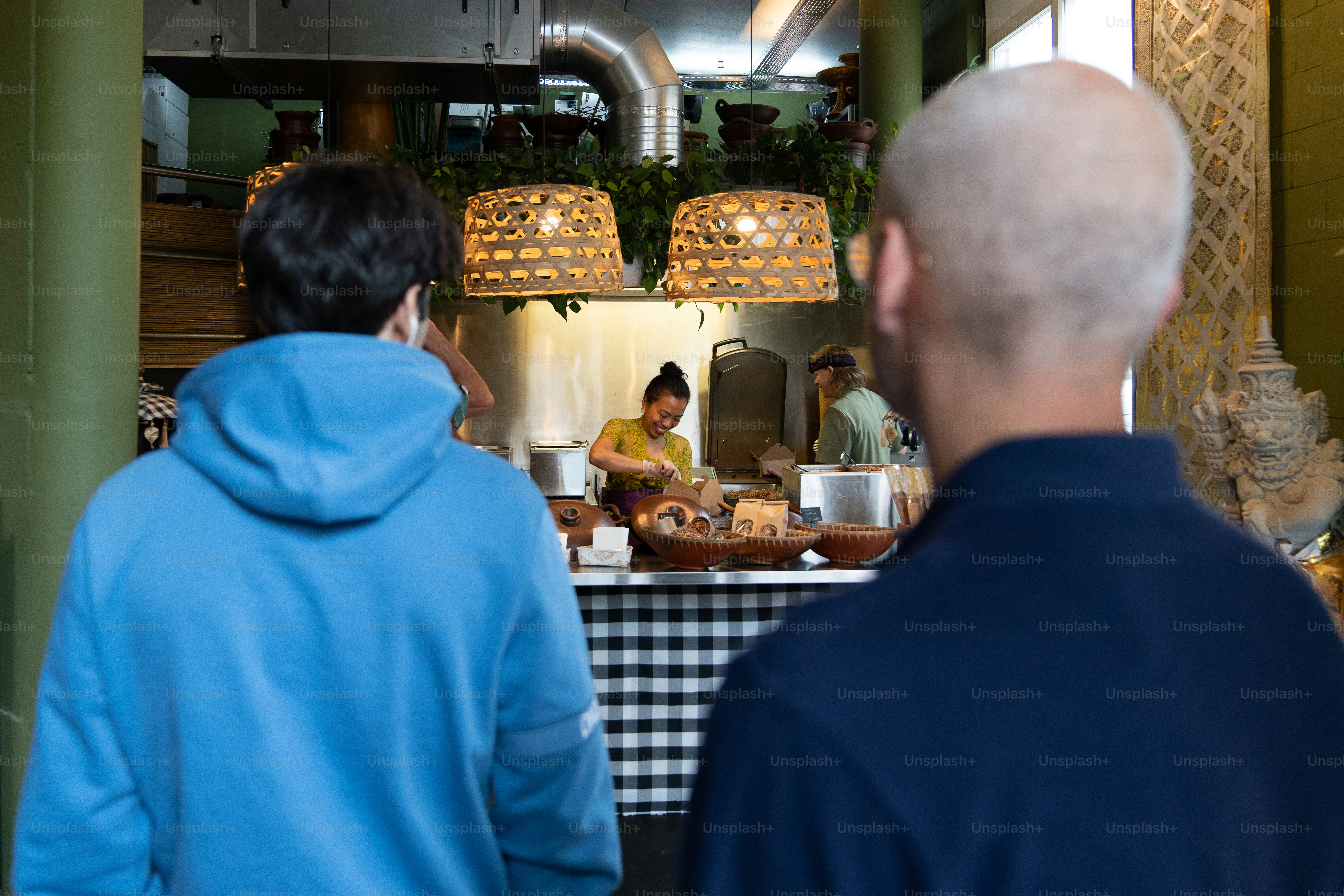 Eine Gruppe von Menschen, die um eine Küche herum stehen
