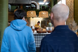 Un gruppo di persone in piedi intorno a una cucina