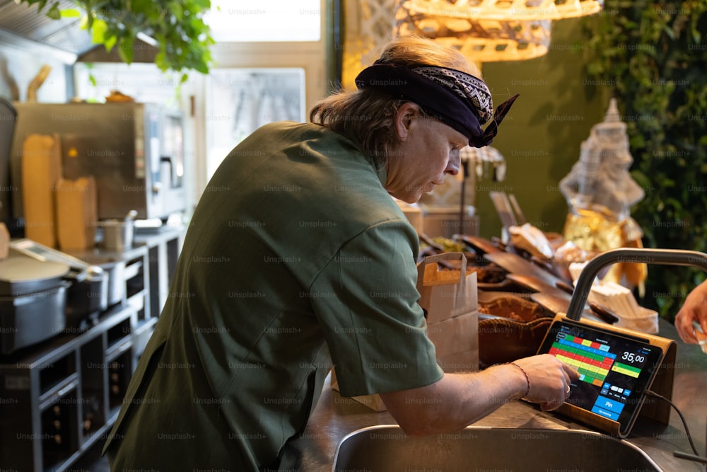 Una donna in una camicia verde che lavora su un computer