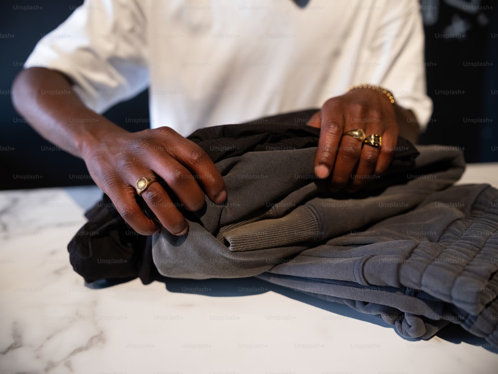 Un hombre sosteniendo un par de anillos de oro en su mano izquierda