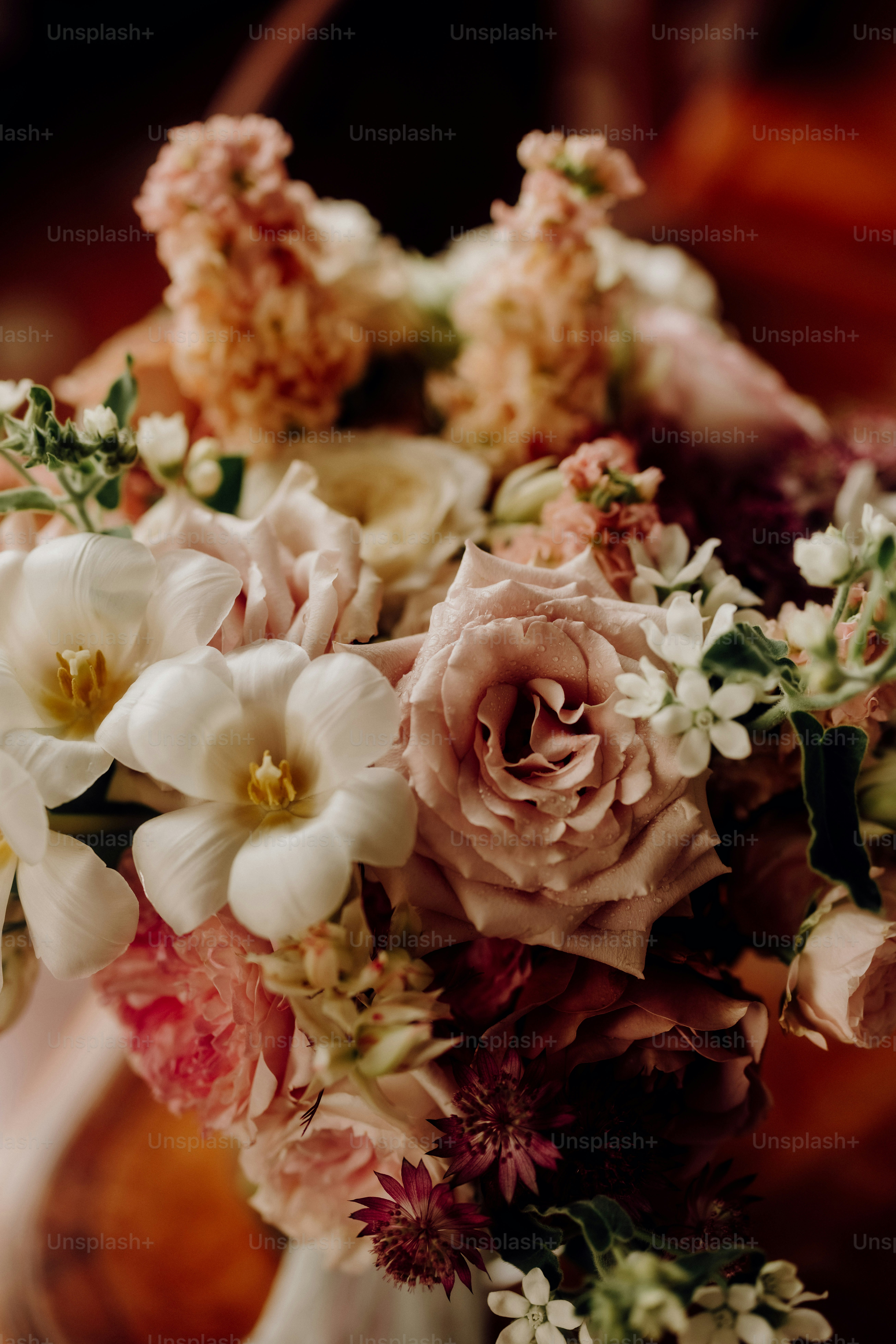 Un vase rempli de beaucoup de fleurs sur une table