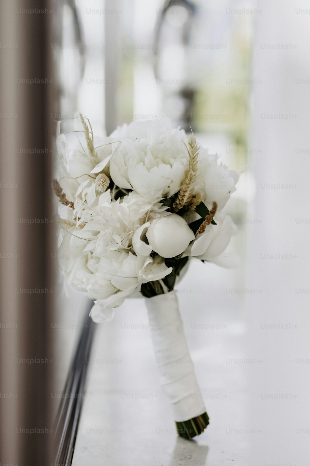 un mazzo di fiori bianchi su un tavolo