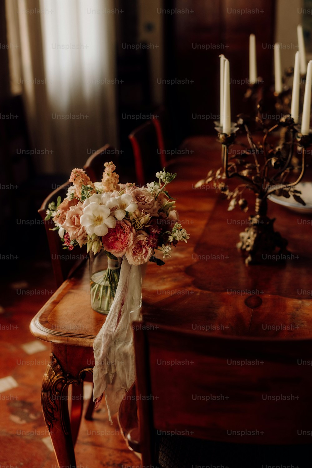 un tavolo di legno sormontato da un vaso pieno di fiori