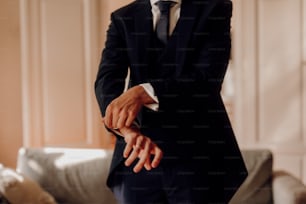um homem de terno e gravata em pé em uma sala de estar