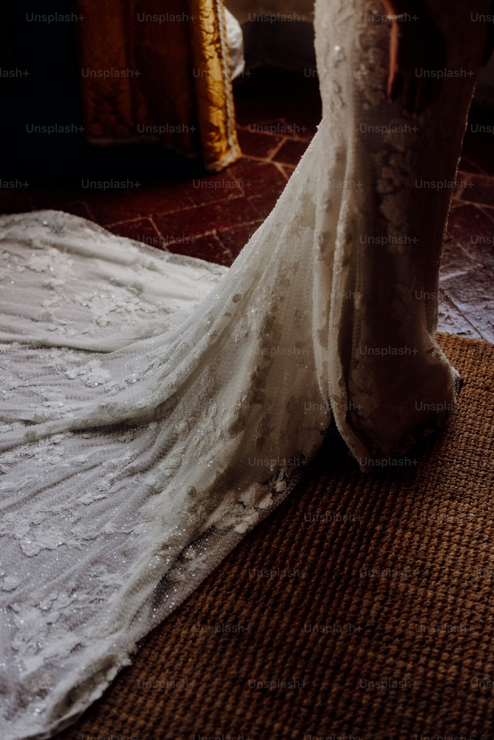 Eine Nahaufnahme einer Person in einem Hochzeitskleid