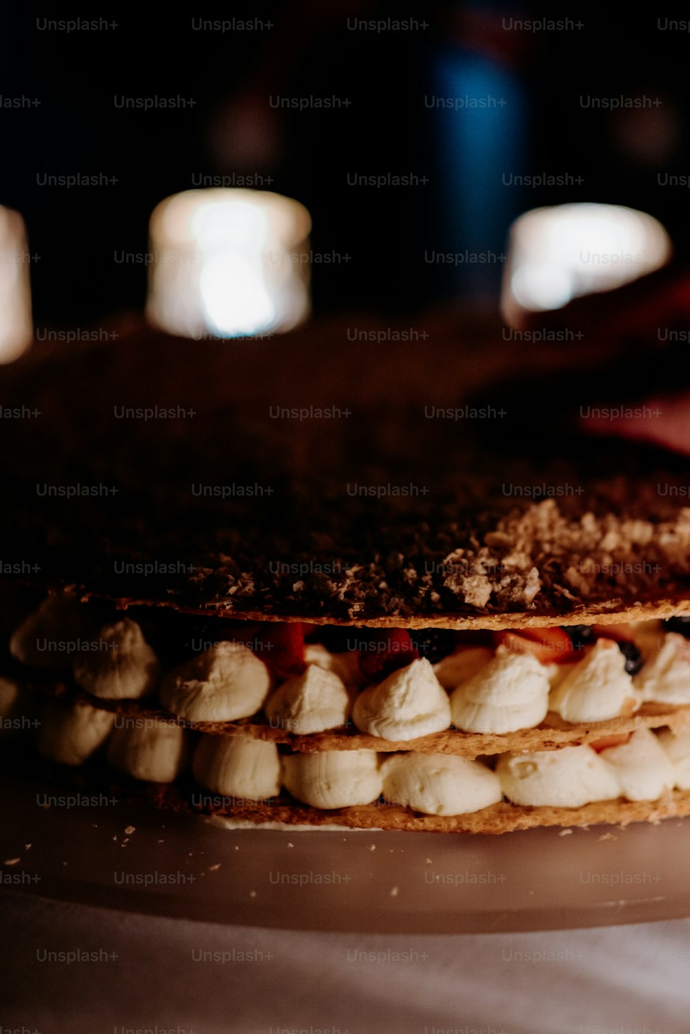 um close up de um bolo em um prato