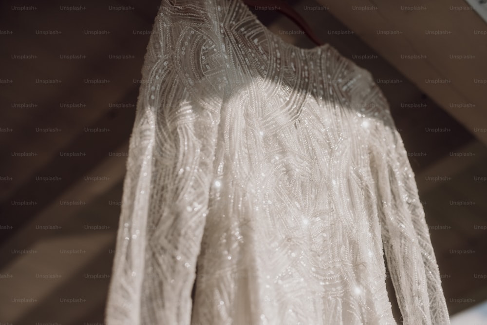 ein weißes Kleid, das an einer Wäscheleine hängt