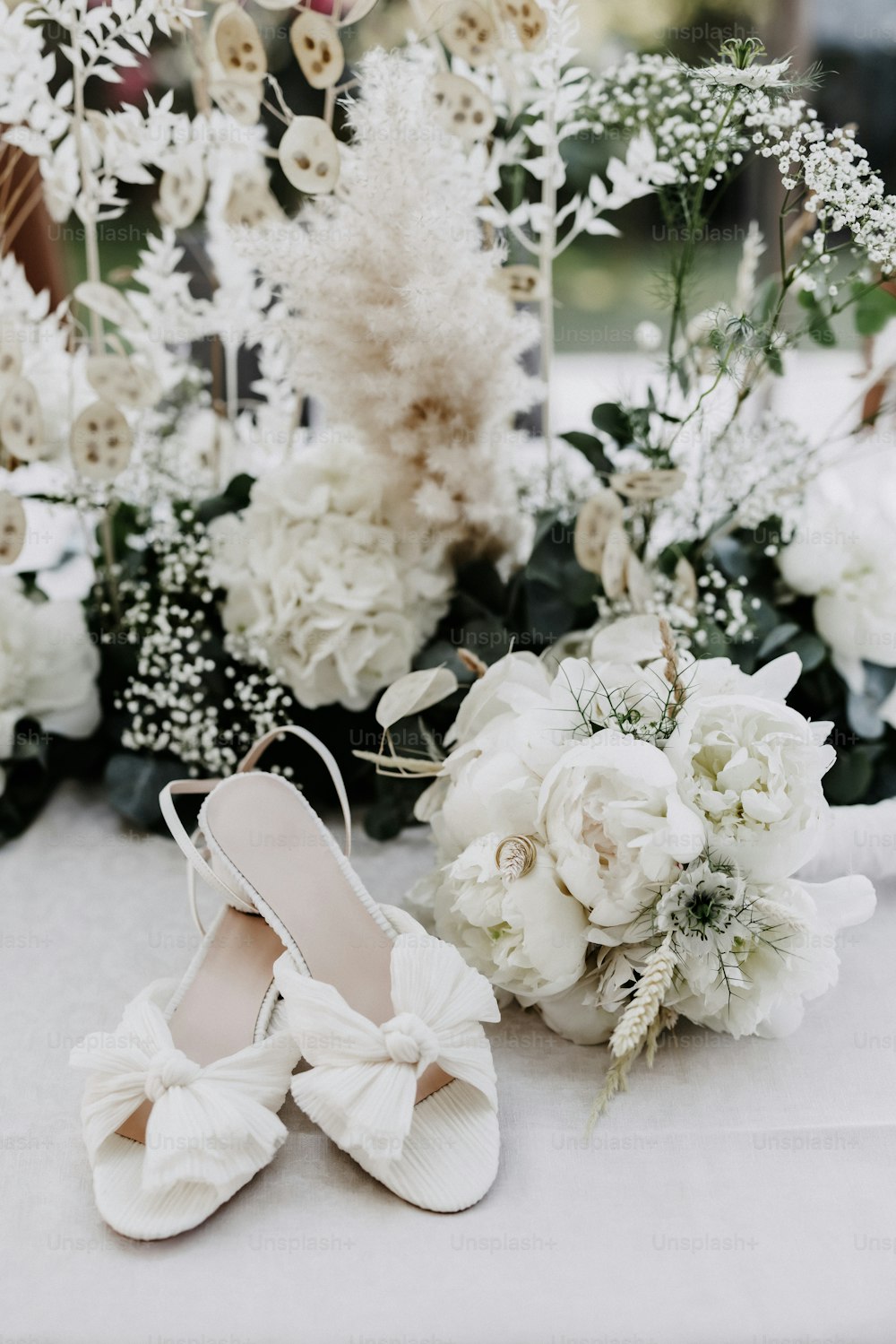 um par de sapatos brancos sentados em cima de uma mesa
