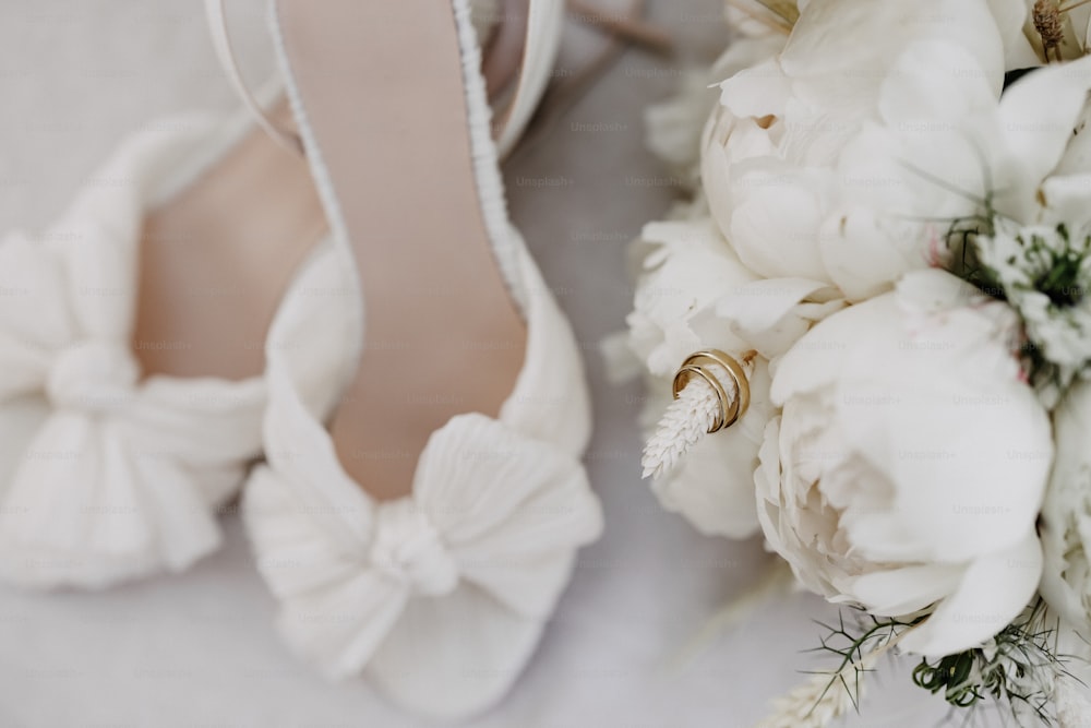 신발과 꽃 한 켤레의 클로즈업