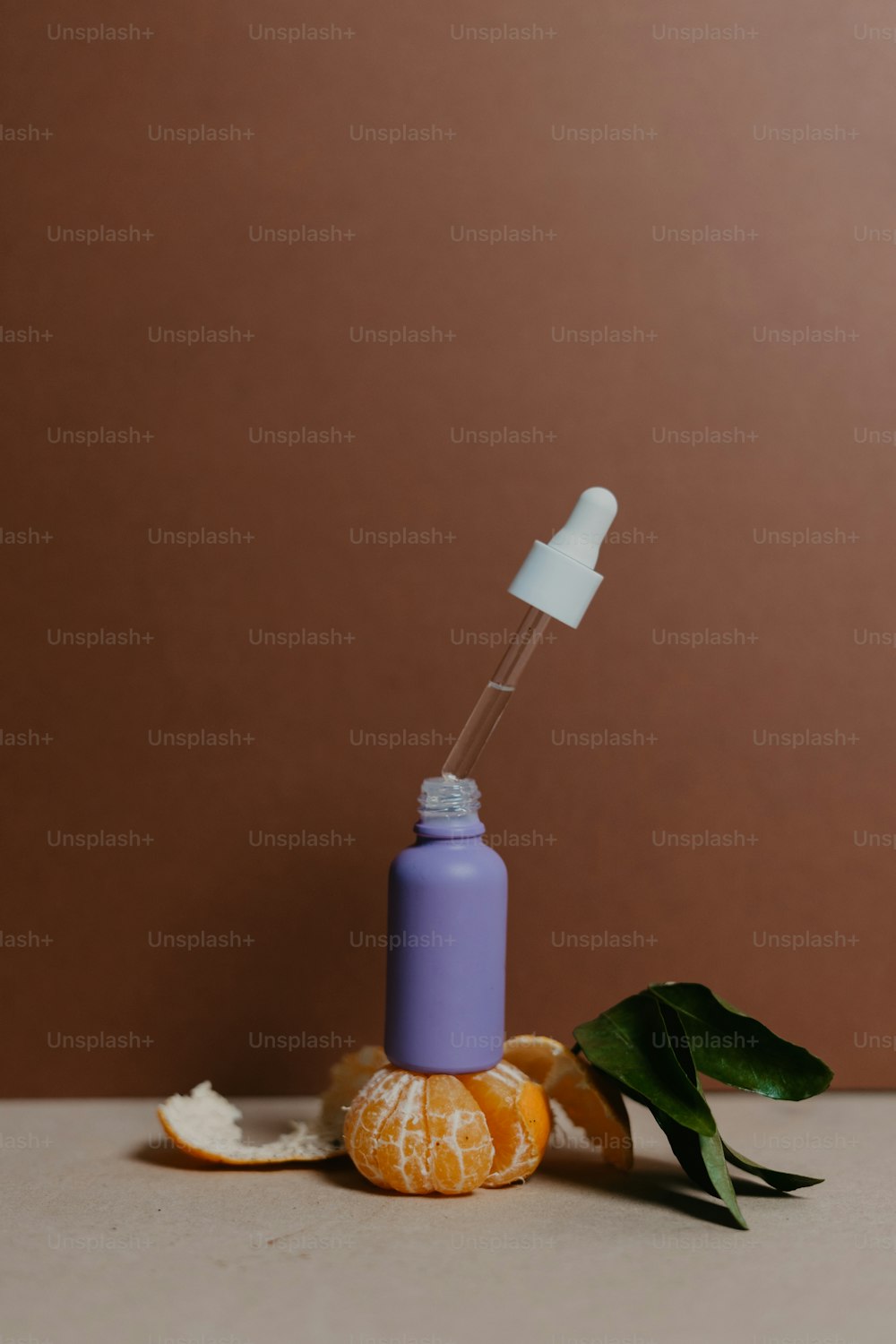 une peau d’orange et une bouteille de rince-bouche posée sur une table