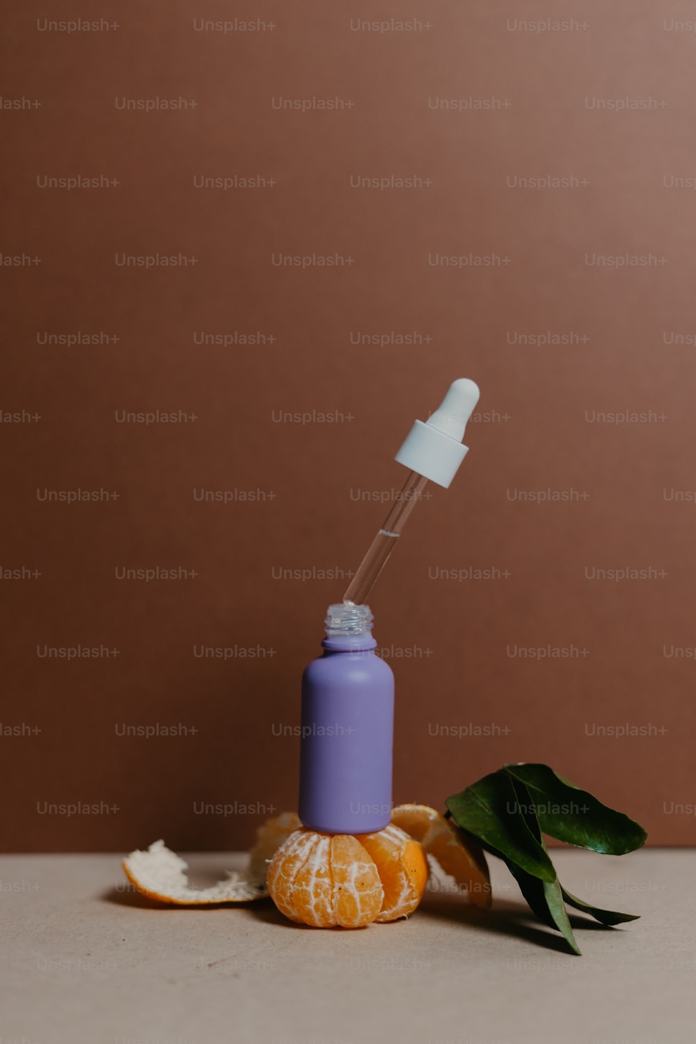 une peau d’orange et une bouteille de rince-bouche posée sur une table