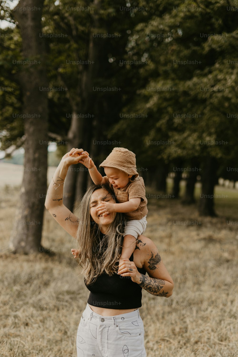 Eine Frau, die ein Kind im Arm hält