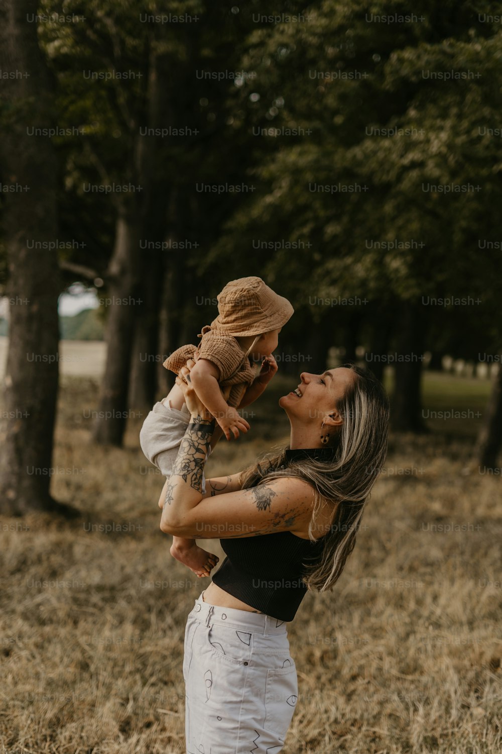 Una donna che tiene un bambino in un campo