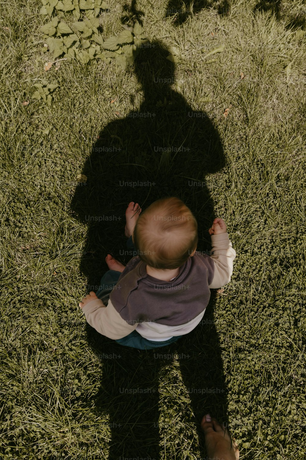 Ein Schatten einer Person, die ein Baby hält
