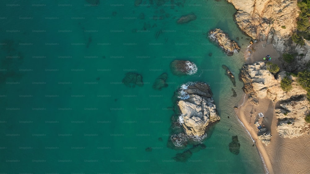 Eine Luftaufnahme eines Strandes mit Felsen und Wasser