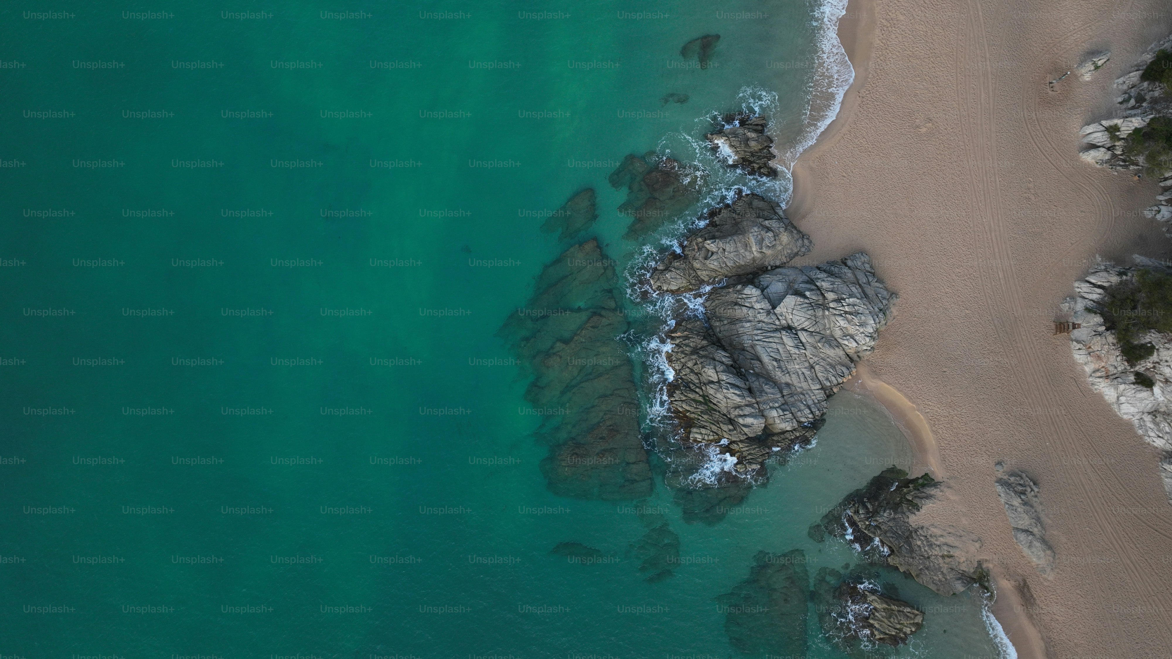 Luftaufnahme eines Sandstrandes und des Ozeans