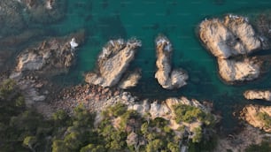 une vue aérienne de quelques rochers dans l’eau