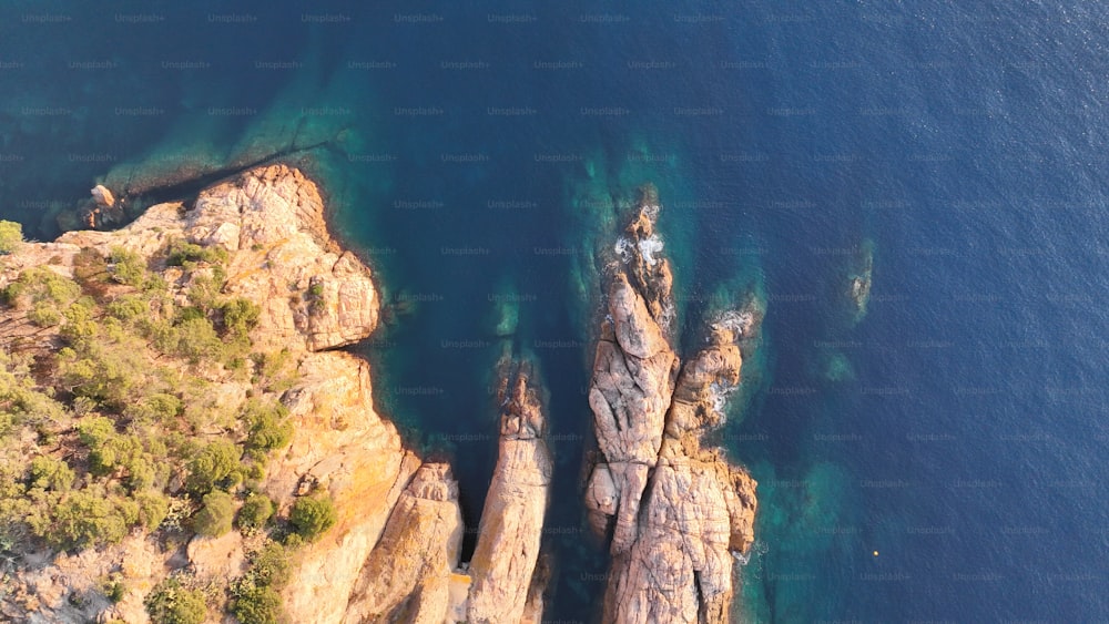 Vista aérea de uma formação rochosa no oceano