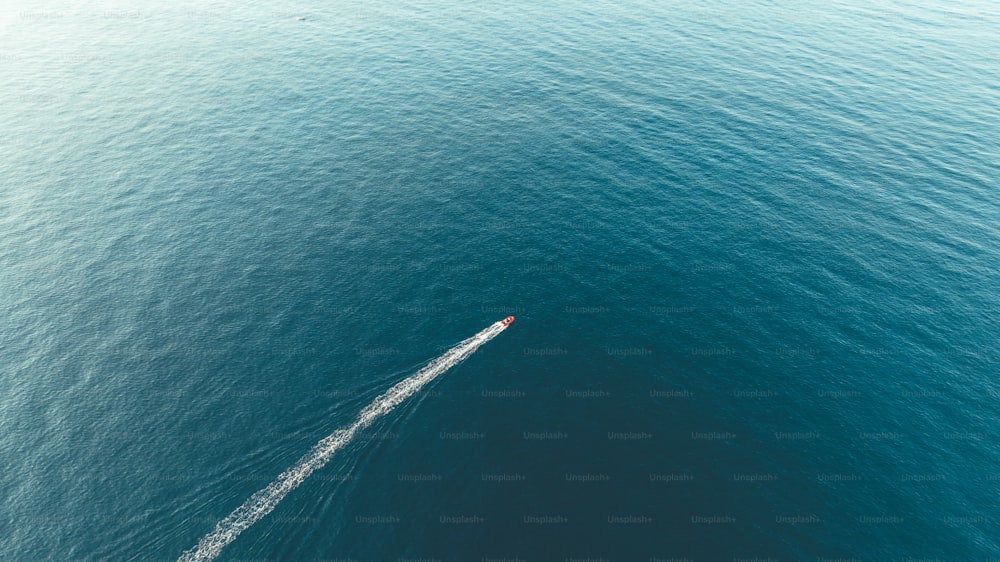 Un bote en medio de un cuerpo de agua