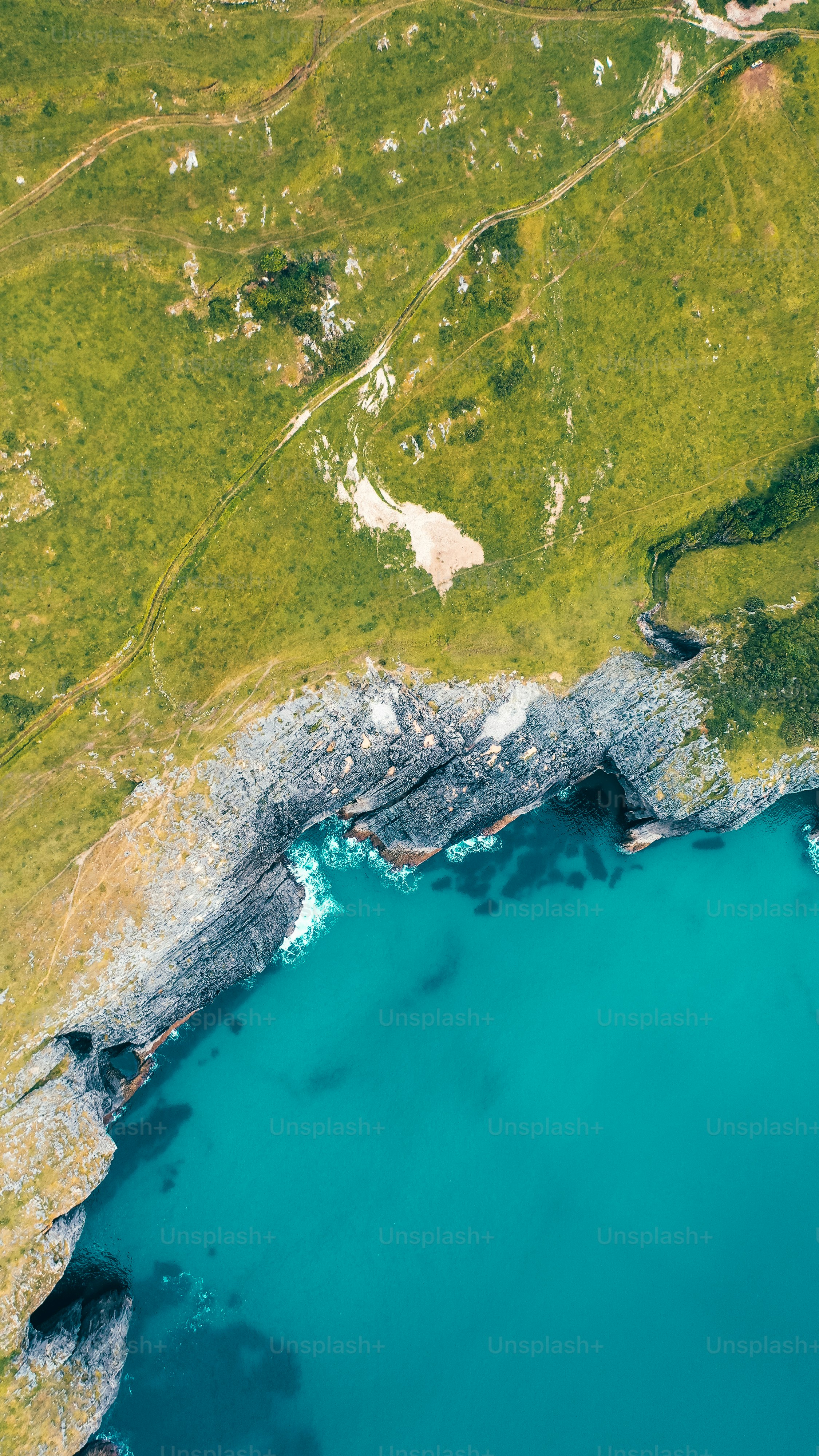 Eine Luftaufnahme eines großen Gewässers