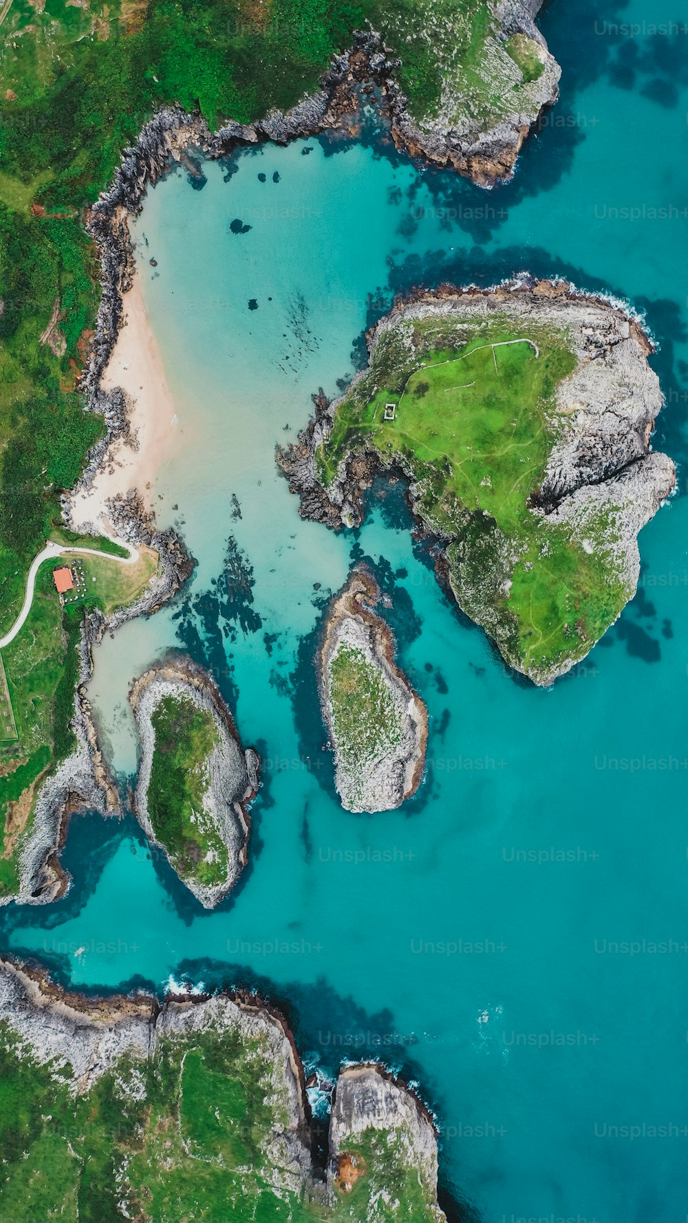 Una vista aérea de un cuerpo de agua rodeado de tierra