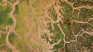 uma vista aérea de um rio e terra