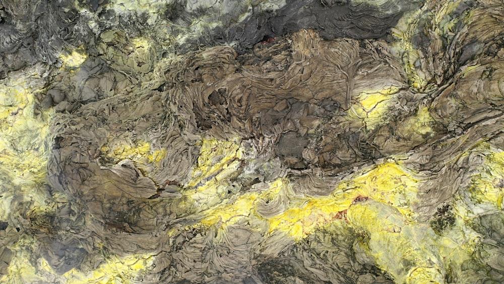 une peinture d’une montagne aux couleurs jaunes et noires