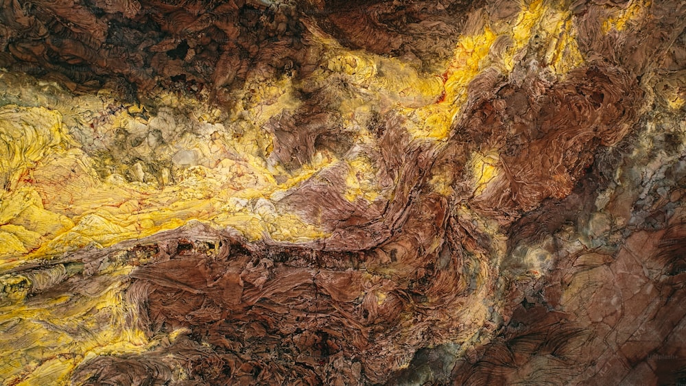 Una pintura de colores marrones y amarillos en una pared