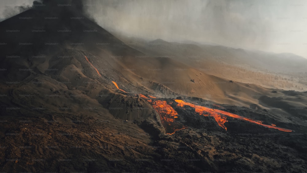 溶岩が流れ出る火山の空中写真