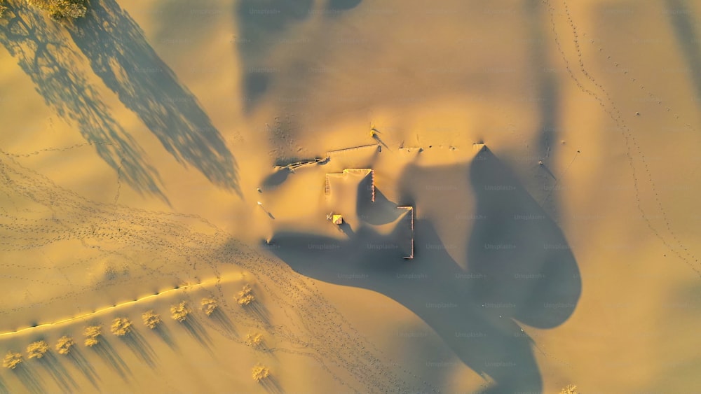 Eine Luftaufnahme eines schneebedeckten Feldes
