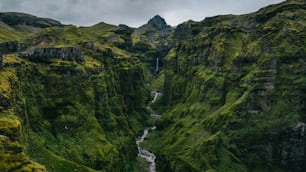 une rivière qui traverse une vallée verdoyante