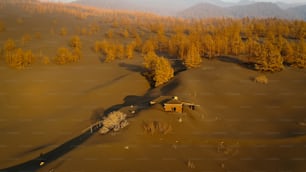 Una veduta aerea di una casa nel mezzo di un deserto