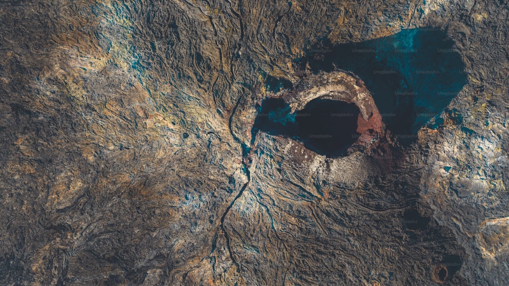 Vista aérea de uma formação rochosa com um buraco no meio