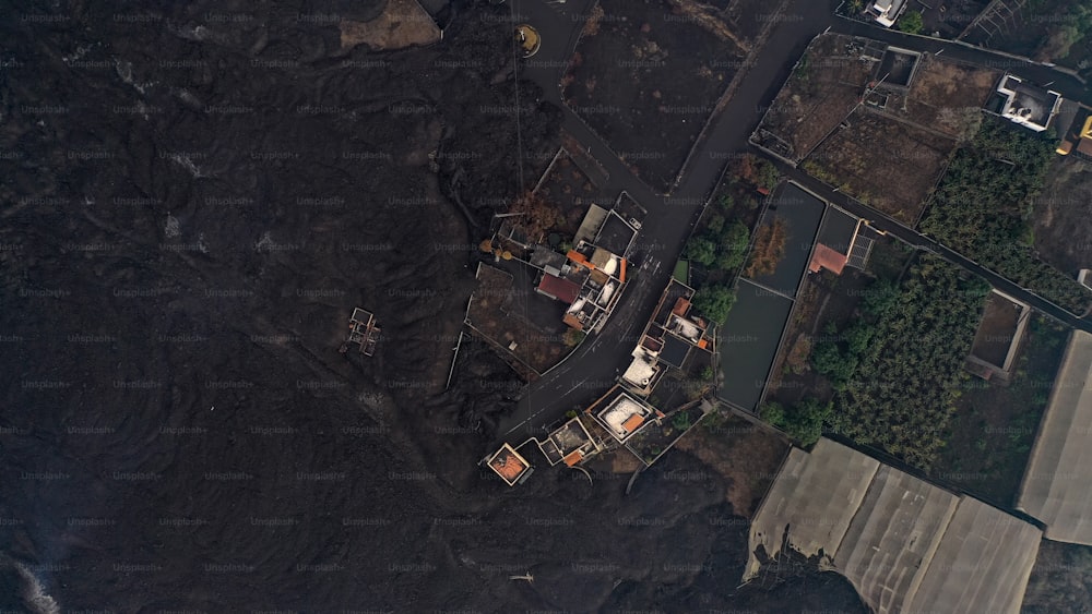 Vista aérea de um canteiro de obras nas montanhas
