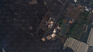 Vista aérea de um canteiro de obras nas montanhas