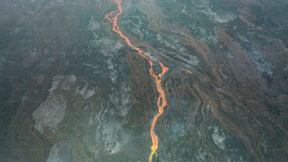 una veduta aerea di un fiume che attraversa una valle