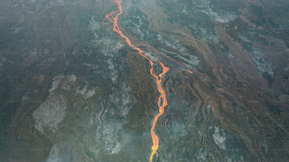 Eine Luftaufnahme eines Flusses, der durch ein Tal fließt
