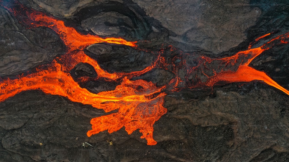 Una vista aerea di un flusso di lava nell'oceano