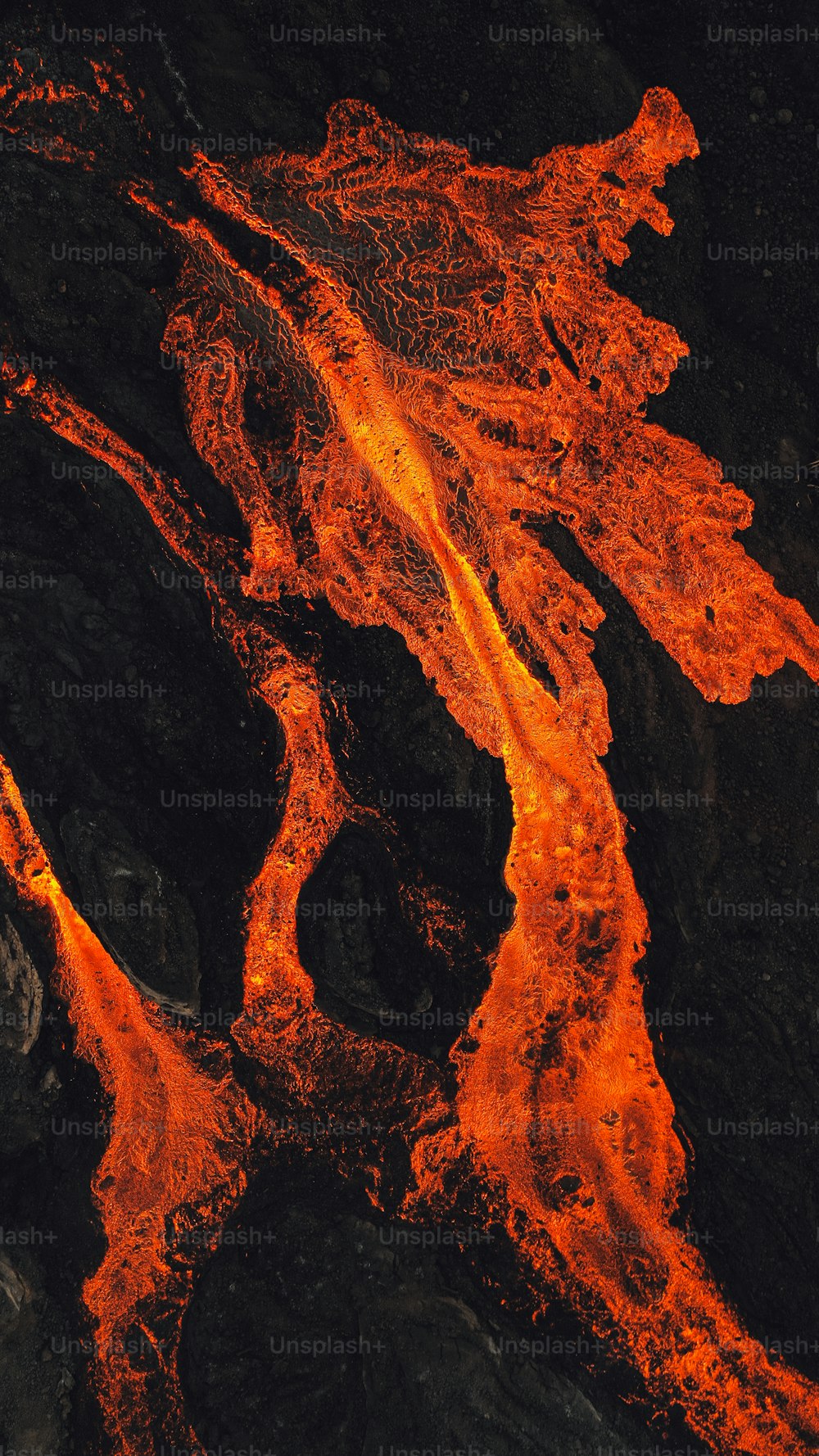 uma vista aérea de um fluxo de lava no oceano
