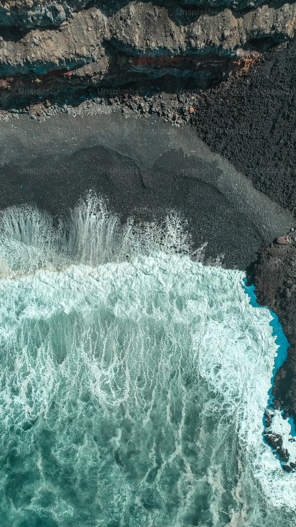 una gran masa de agua junto a una orilla rocosa